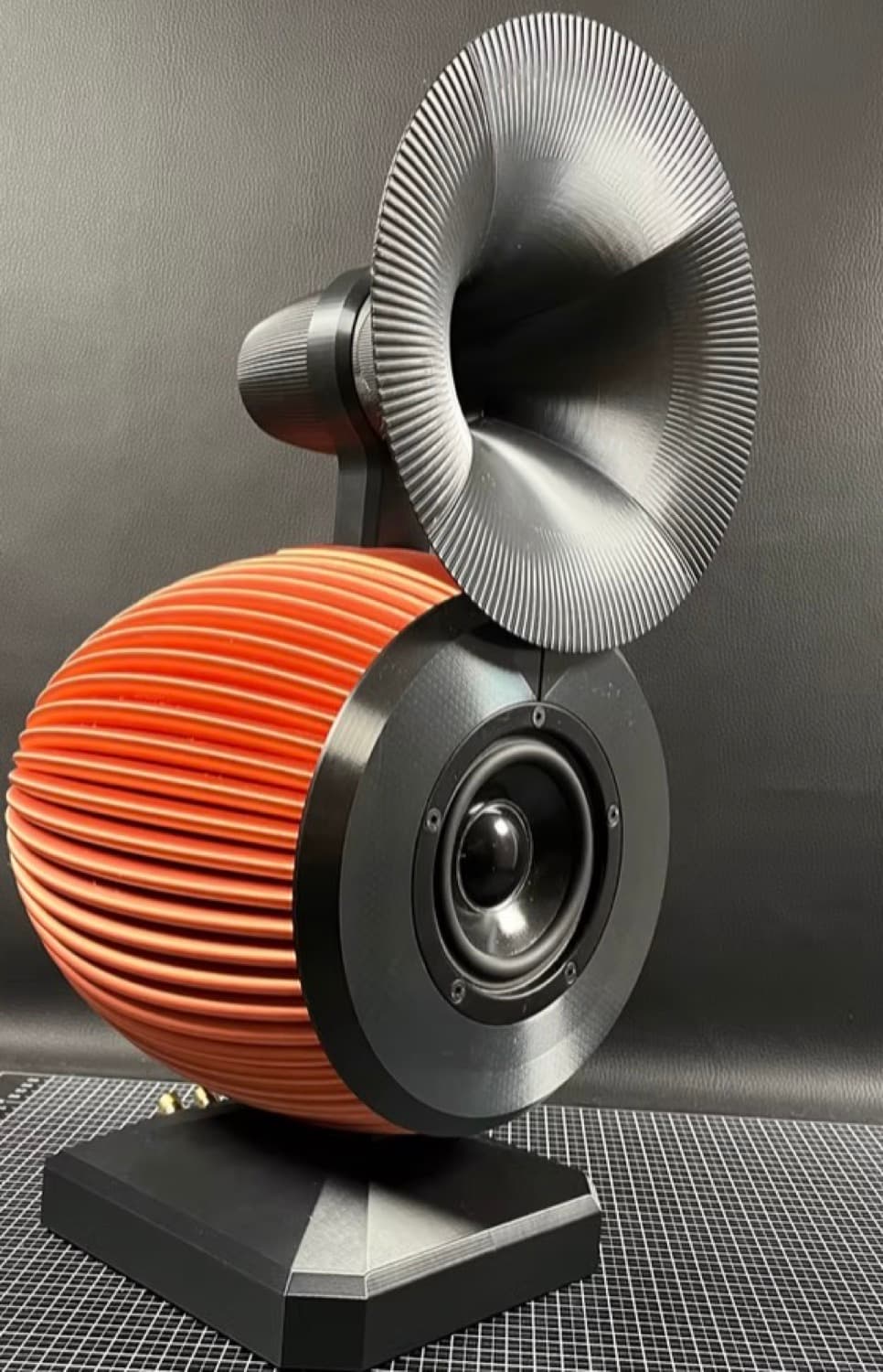 Hornlautsprecher in Orange-Optik aus dem 3D-Druck